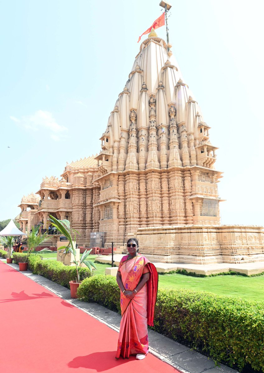 Mulubhai_Bera's tweet image. शिवः सोमनाथः प्राणनाथो महेश्वरः 🙏🏼

આજે માનનીય રાષ્ટ્રપતિ શ્રીમતી દ્રોપદી મુર્મુજી એ પ્રથમ જ્યોતિર્લિંગ શ્રી સોમનાથ મહાદેવના દર્શન કરીને સોમેશ્વર પૂજાનો લાભ પ્રાપ્ત કર્યો.

સોમનાથ મંદિર ભારતની વર્ષો જૂની વિરાસત, સંસ્કૃતિ અને શ્રદ્ધાનું પરમ પ્રતિક છે.

@rashtrapatibhvn