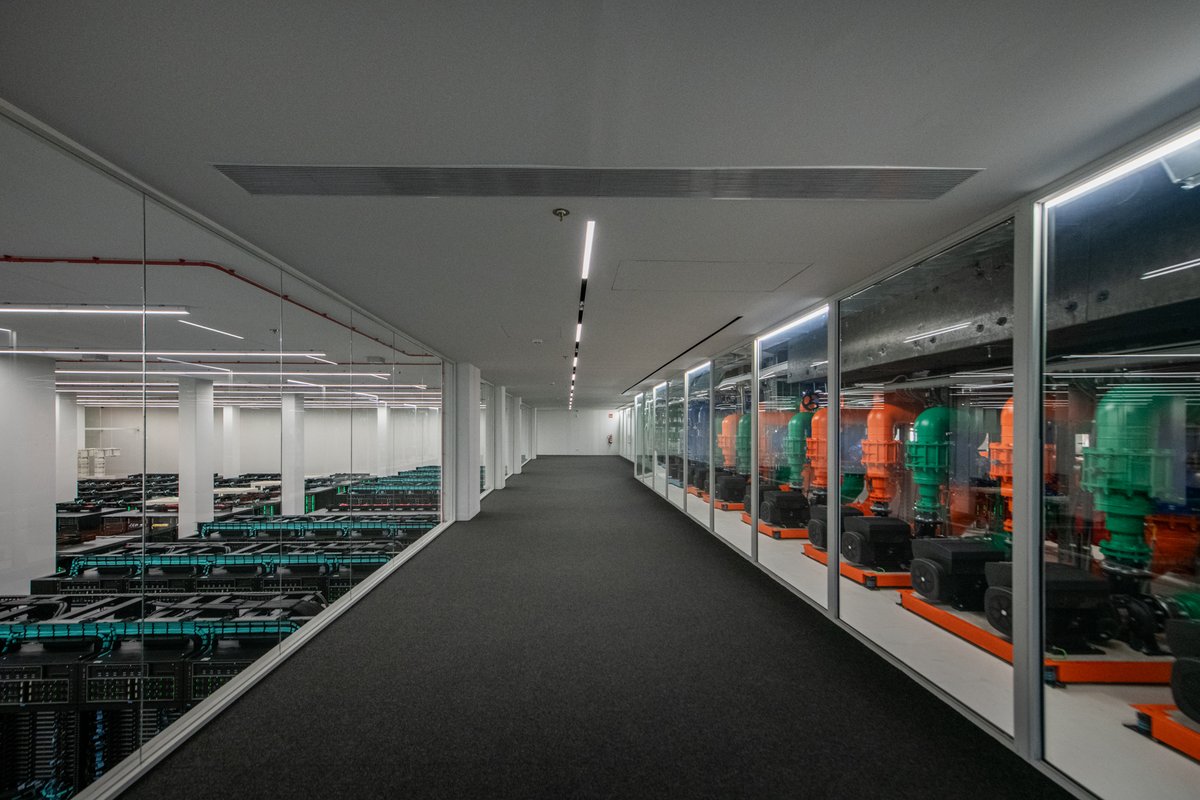 BSC_CNS's tweet image. Queréis saber cómo funciona y para qué sirve el supercomputador #MareNostrum5❓

Os intriga la computación #cuántica y os gustaría ver un ordenador cuántico❓

✨Reservad vuestra visita y descubrid cómo la #supercomputación, la #IA y la cuántica están transformando la ciencia y…