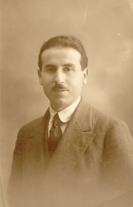 Şefik Hüsnü hayatını devrime adadı, defalarca tutuklandı, sürgün edildi ama inancını kaybetmedi.
Şefik Hüsnü, Türkiye’de sosyalizmin ilk örgütleyicilerindendi. Ne koltuk gördü ne ödül; sadece zulüm ve yasak. O, her defasında yeniden yazdı: Devrim sabır, cesaret ve inanç işidir.