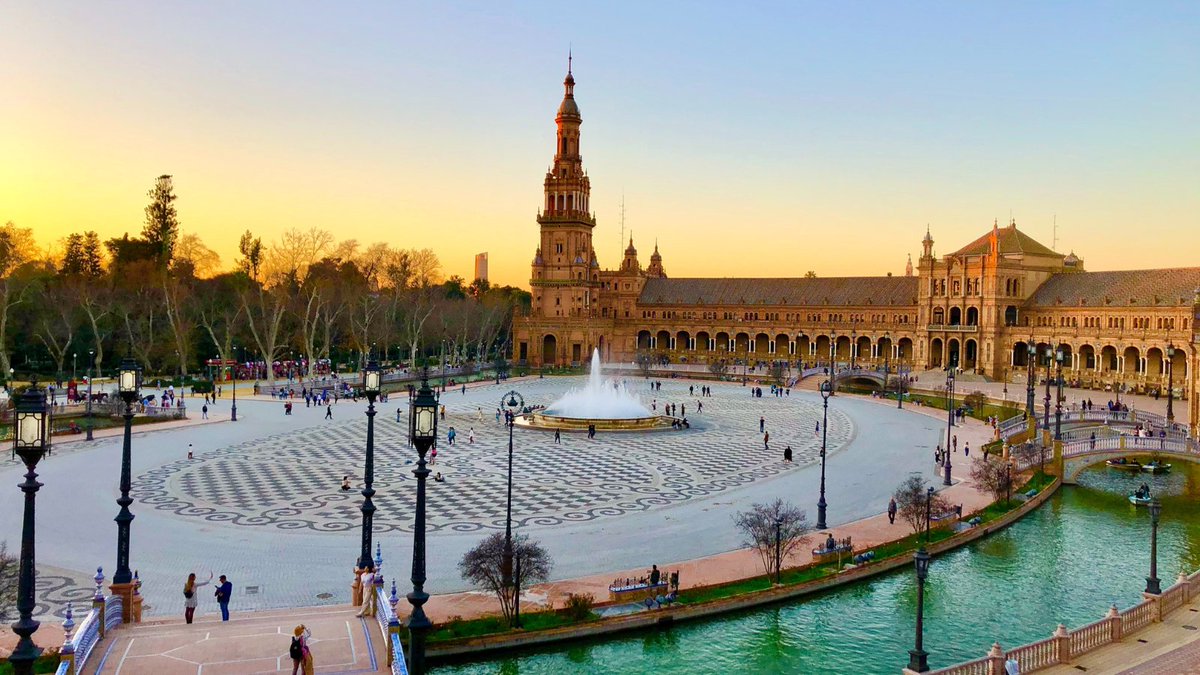 🤔 ¿Sabías que...?

📍 Las farolas de la Plaza de #España están alineadas siguiendo patrones que reproducen formaciones celestes, como si el cielo nocturno se hubiera trazado discretamente sobre el suelo de la plaza.

¡Conoce la historia! 😉👇

visitasevilla.es/sabias-que-las…
