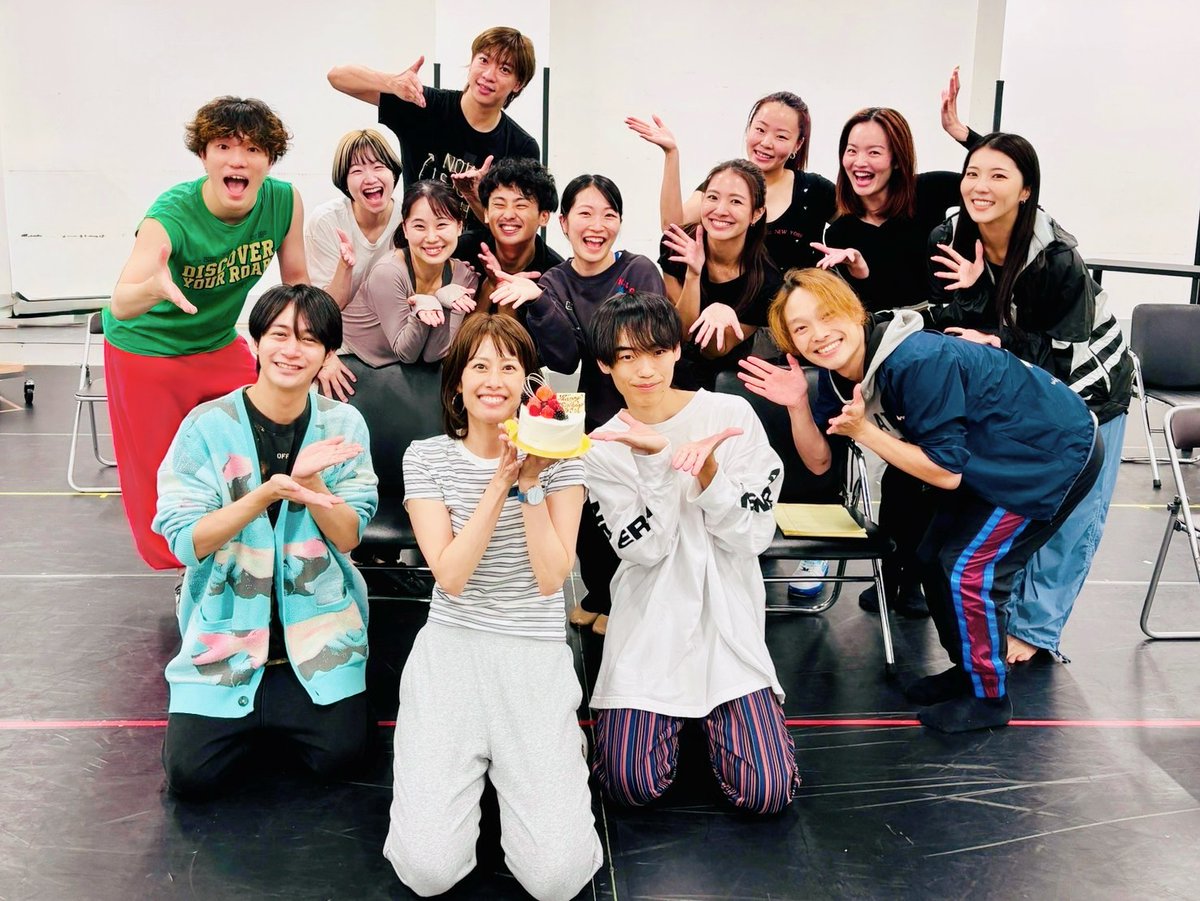 thegift_jp's tweet image. – ̗̀ 🎂ℍ𝕒𝕡𝕡𝕪𝕓𝕚𝕣𝕥𝕙𝕕𝕒𝕪🥂 ̖́-
先日お誕生日を迎えた、振付の #藤林美沙 さんを囲んで㊗️
パワフルで元気いっぱい💪🏻な藤林さんが魅せる、ダイナミックで緻密な振付に、あの曲やこの曲が彩られていきます…💫
素敵な1年になりますように…🎁
#THEGIFT