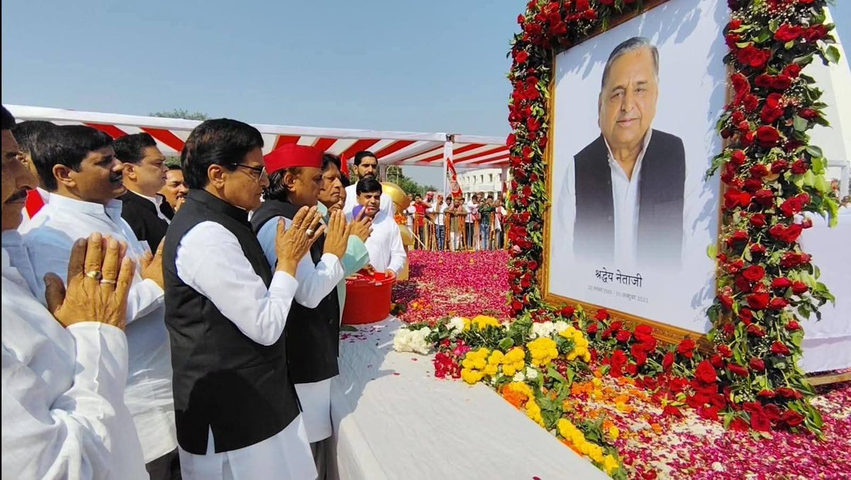 Pradeep27819786's tweet photo. उत्तर प्रदेश के पूर्व मुख्यमंत्री देश के पूर्व रक्षा मंत्री
 धरतीपुत्र मुलायम सिंह यादव जी की पुण्यतिथि 
       पर उन्हें कोटि-कोटि नमन  
         
            💐!विनम्र���्रद्धांजलि!💐 https://t.co/FFA9XBHEcd