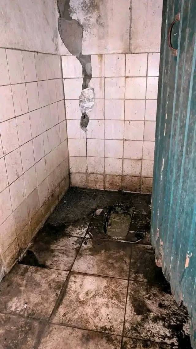 C'est seulement après avoir tué une vingtaine de gens DONT des étudiants que vous venez "voir leur environnement" ? Et pendant 16ans au pouvoir vous les avez laissé vivre de cette manière ? Laisseriez-vous vos propres enfants étudier dans des conditions pareilles ? DITES NOUS