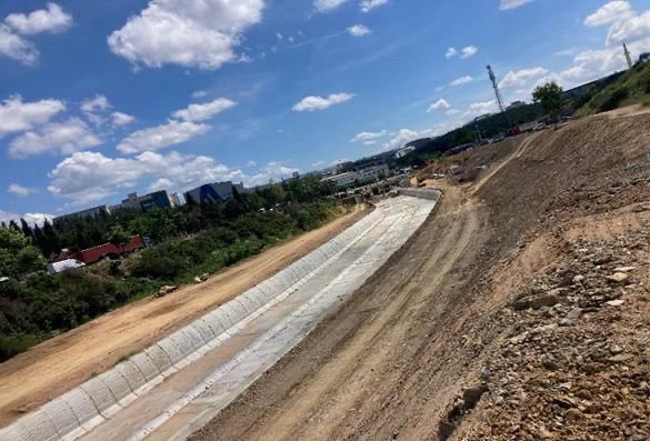 🚧👷İSKİ yılların problemi olan TUZLA ilçemiz Aydınlı mahallesi Umur Deresinin ıslah sorununu çözüyor. Atık Su İnşaat Dairemizce yürütülen proje kapsamında 910 metre dere ıslahı tamamlanmış olup, bölgenin taşkın riskini sona erdiriyoruz.