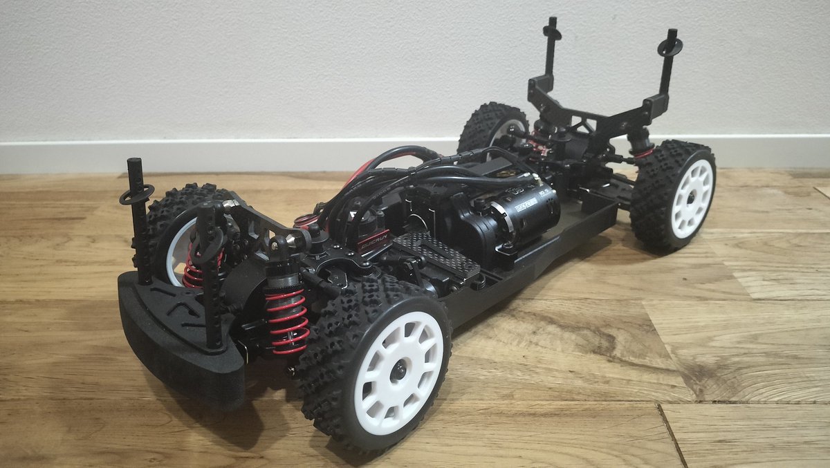 airacomet_p59rc's tweet image. FoxHound、完成でーす

RocketRC10.5Tに10BL120、サーボはG-FORCEのGDS0790L。
全部XV01からお引越し！

初体験のセンターデフ、僕の拙いお手々をカバーしてくれるのか…

やはりストロークがやや少ないので、リバウンドストッパーは0mmまで引っ込めて、明日亀岡でシェイクダウンです♪

#foxhound