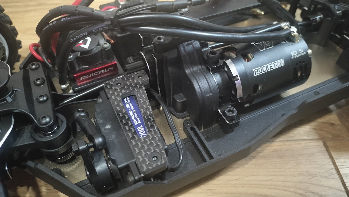 airacomet_p59rc's tweet image. FoxHound、完成でーす

RocketRC10.5Tに10BL120、サーボはG-FORCEのGDS0790L。
全部XV01からお引越し！

初体験のセンターデフ、僕の拙いお手々をカバーしてくれるのか…

やはりストロークがやや少ないので、リバウンドストッパーは0mmまで引っ込めて、明日亀岡でシェイクダウンです♪

#foxhound