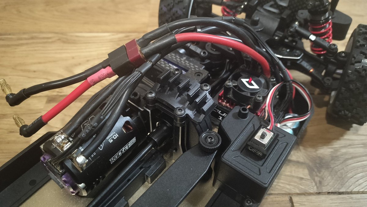 airacomet_p59rc's tweet image. FoxHound、完成でーす

RocketRC10.5Tに10BL120、サーボはG-FORCEのGDS0790L。
全部XV01からお引越し！

初体験のセンターデフ、僕の拙いお手々をカバーしてくれるのか…

やはりストロークがやや少ないので、リバウンドストッパーは0mmまで引っ込めて、明日亀岡でシェイクダウンです♪

#foxhound