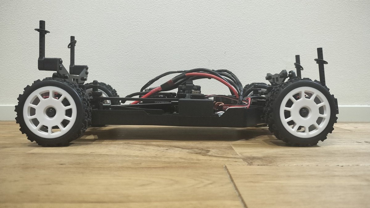 airacomet_p59rc's tweet image. FoxHound、完成でーす

RocketRC10.5Tに10BL120、サーボはG-FORCEのGDS0790L。
全部XV01からお引越し！

初体験のセンターデフ、僕の拙いお手々をカバーしてくれるのか…

やはりストロークがやや少ないので、リバウンドストッパーは0mmまで引っ込めて、明日亀岡でシェイクダウンです♪

#foxhound