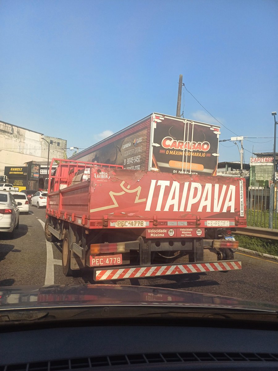 Caminhão da distribuidora da cerveja Itaipava em Belém, avançando contra os carros no engarrafamento. Av.pedro Álvares Cabral em Belém.
