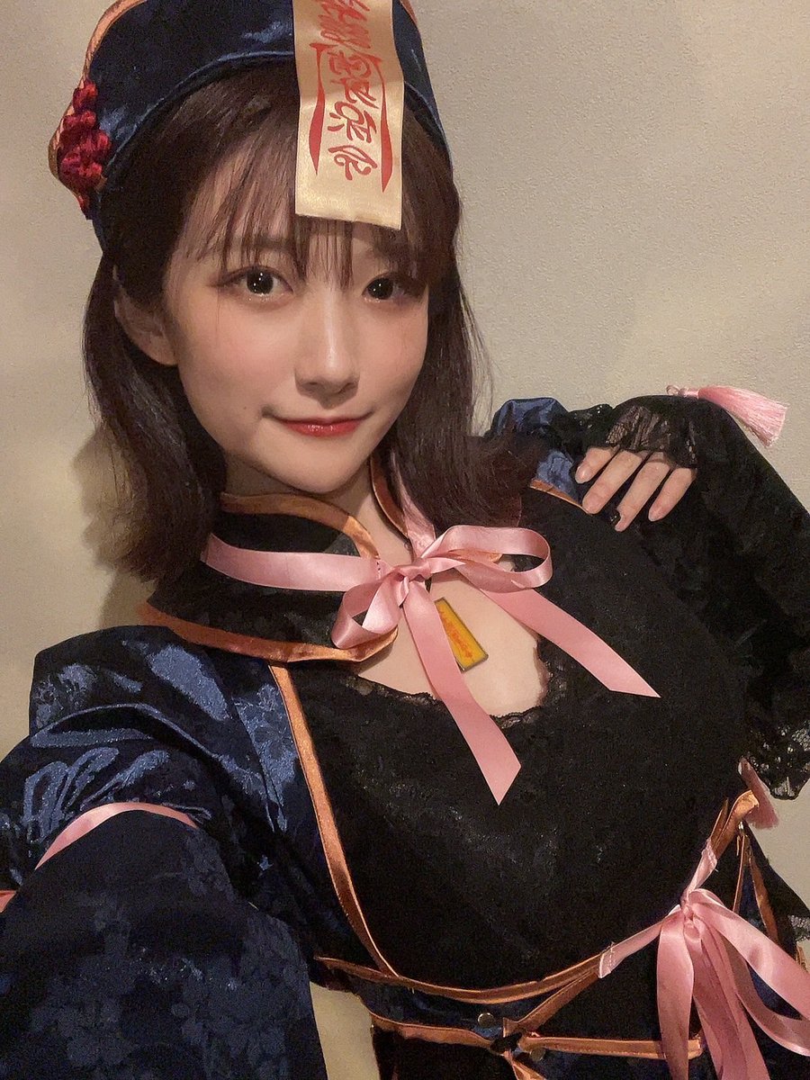 do_miki_npm's tweet image. 🀄海底撈月🀄
明日は19:00から海底撈月にいますよー🍺
奏未プロとダブルゲスト👩❤️👩
私はバースデーゲスト🧟
ポテトからもらったまみさんの素敵な作品をキョンシーコスに装備して行くので見に来てくださいね😍
どこに装備しましょ?笑
水着キョンシー名古屋初です👩❤️👩