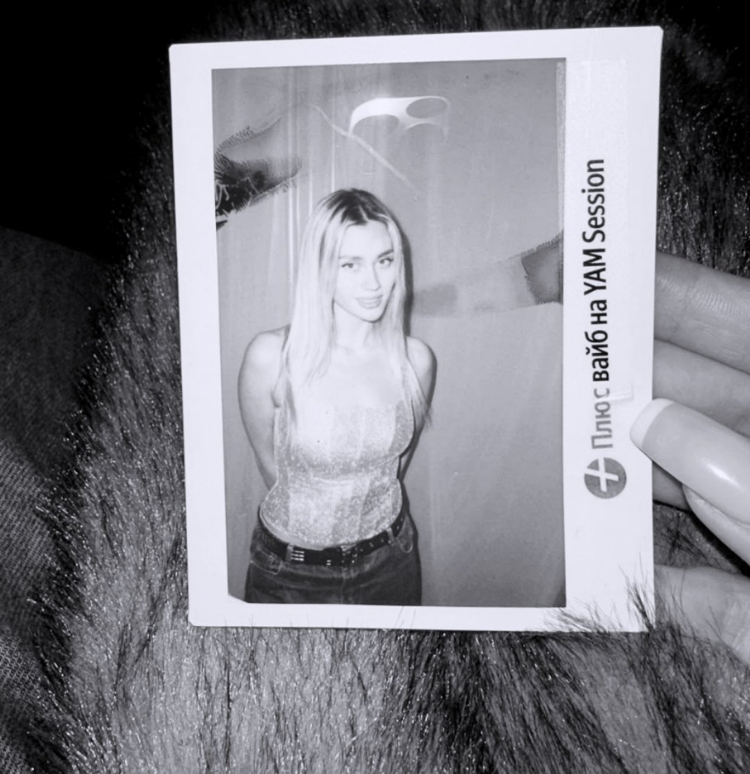 beverly hills, i love it, бэйби-шоу-биз.
в этом борделе бардак, и мы наводим порядки.
все мои бывшие парни теперь пищат, как фанатки.

P.S стою такая красивая с температурой 37.3 в мыслях как бы выжить.