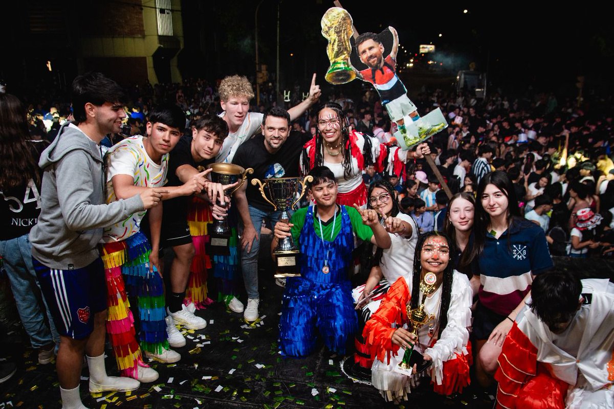 Avellaneda vivió el cierre de la  Estudiantina 2025. Una jornada repleta de color, música y reconocimientos. El intendente <a href="/Gonza_Braidot/">Gonzalo Braidot</a>  destacó el compromiso de las instituciones educativas para concretar con éxito una nueva edición de la fiesta más colorida de la ciudad.