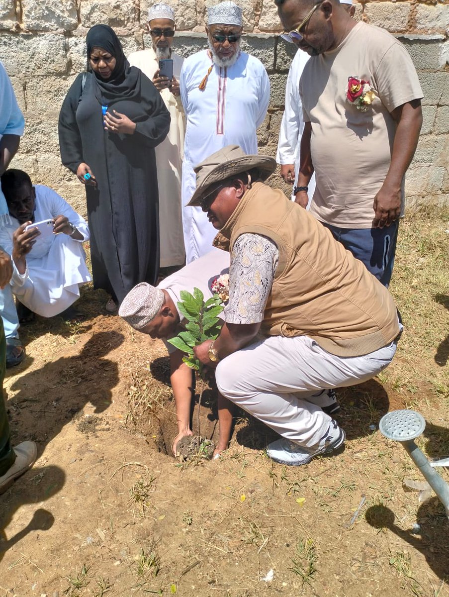 MazingiraDay2025

Scenes from  the Tom Mboya and MM Shah and MV Shah primary school.

Guest of Honour, Hon. Mohamed Daghar, the Principal Secretary for the State Department for Transport and proud alumnus of MM Shah &amp; MV Shah, joined hands with young environmental champions.

At