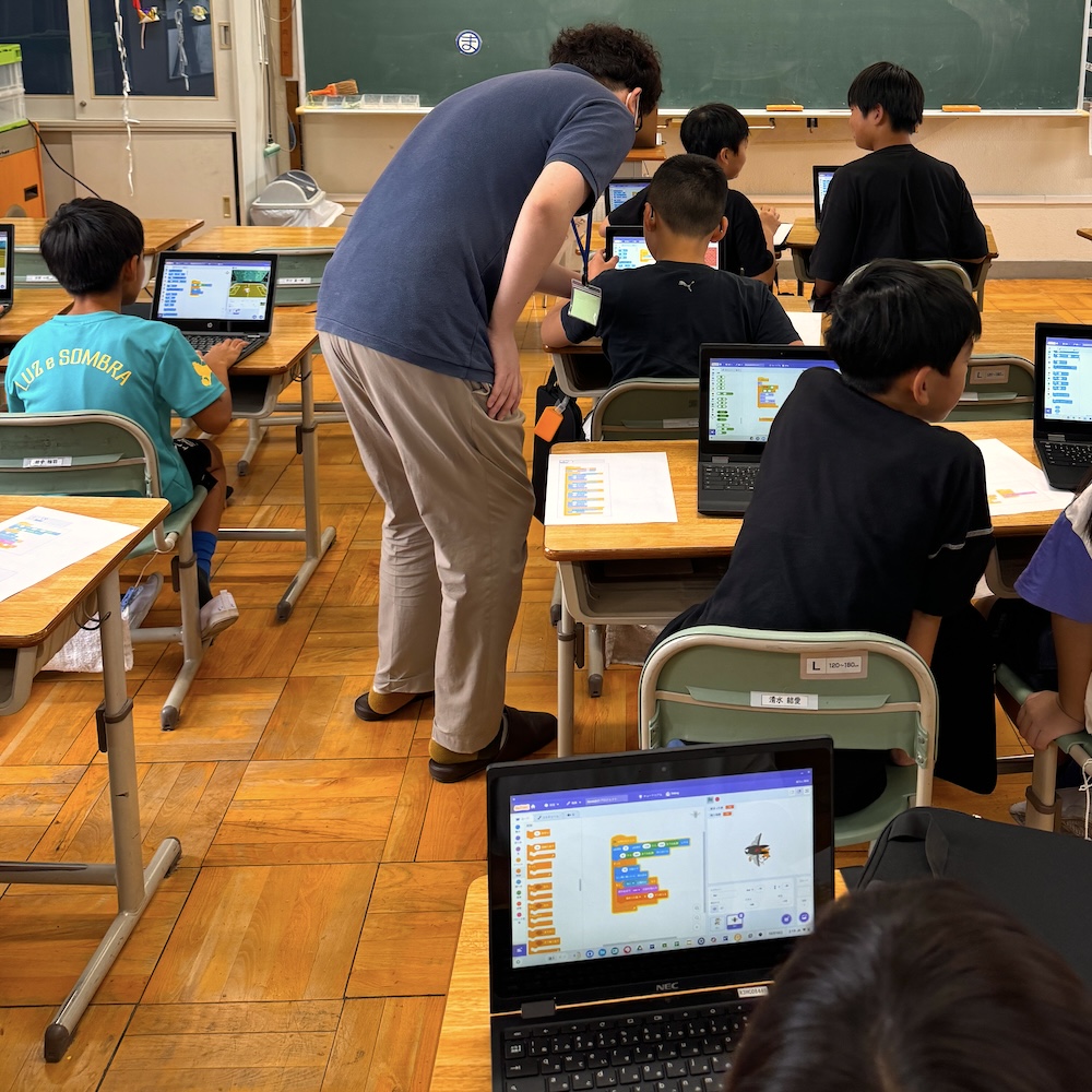 progmate2015's tweet image. 浜松市立鴨江小学校のパソコンクラブでプログメイトがScratchを使ったプログラミング講座を担当しました💻✨
「コウモリを避けろゲーム」を作って、そのあとは自由改造タイム🎮
子どもたちの発想力に毎回驚かされます👏
#プログメイト #プログラミング教育 #Scratch #浜松 #鴨江小学校
