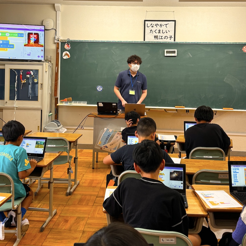 progmate2015's tweet image. 浜松市立鴨江小学校のパソコンクラブでプログメイトがScratchを使ったプログラミング講座を担当しました💻✨
「コウモリを避けろゲーム」を作って、そのあとは自由改造タイム🎮
子どもたちの発想力に毎回驚かされます👏
#プログメイト #プログラミング教育 #Scratch #浜松 #鴨江小学校