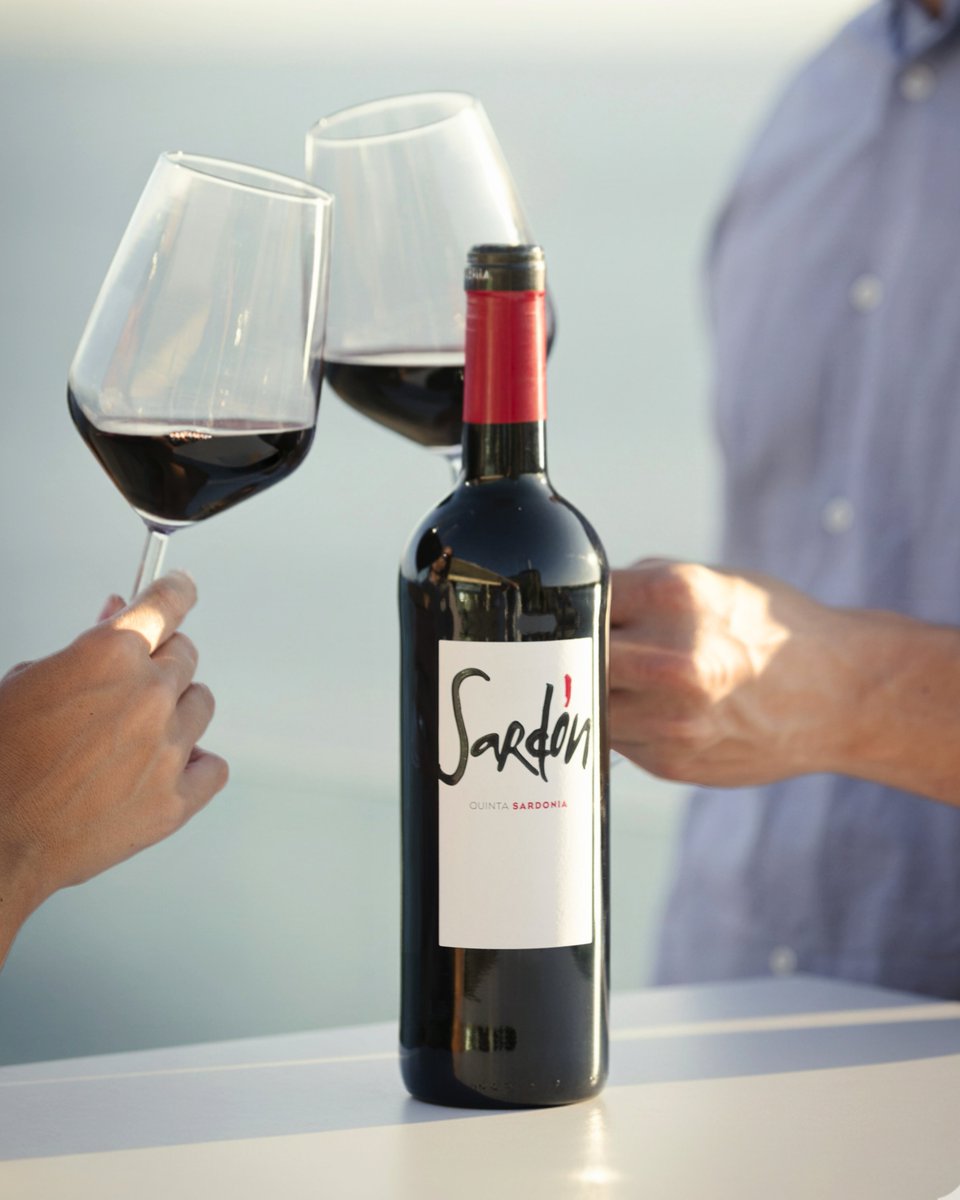 Deja que #Sardón 2020 se abra progresivamente en la copa para disfrutar de su carácter fresco y frutal. Ideal para cualquier ocasión. ¡Chin Chin!
.
.
#GrupoTerrasGauda #SomosTerrasGauda #QuintaSardonia #ValledelDuero #redwine #wine #winemoments #winelovers #winewinewine #winelife