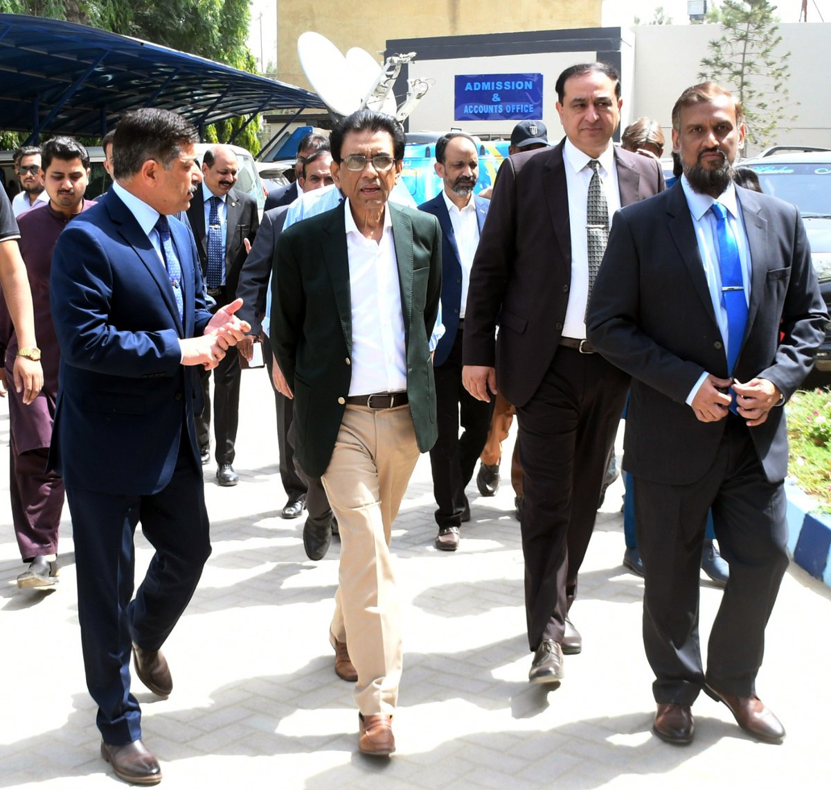 MQMPKOfficial's tweet image. چیئرمین ایم کیو ایم و وفاقی وزیرِ تعلیم ڈاکٹر خالد مقبول صدیقی کا نمل یونیورسٹی کراچی کا دورہ،انہو نے اپنی وزارت کےماتحت نیشنل یونیورسٹی آف ماڈرن لینگویجزکراچی کیمپس کا دورہ کیا۔اور اساتذہ اور طلبہ و طالبات سےملاقات کی،تعلیمی معیار،نصاب اور جدید تحقیقی سرگرمیوں پر تبادلۂ خیال کیا