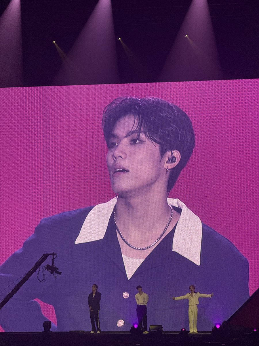 jeongwoo in big screen 😩