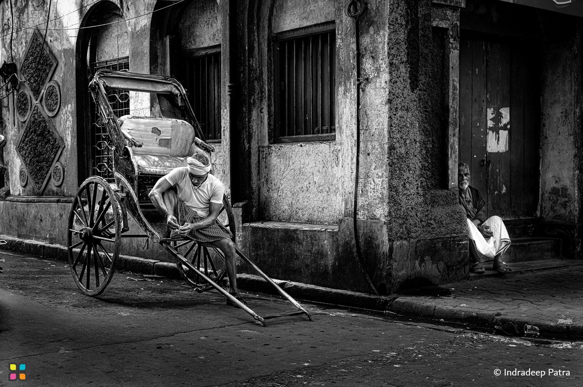 📸 #PhotoOfTheDay 

"Urban Flow | التدفّق الحَضَريّ"

© Indradeep Patra | India

#HIPA #HIPAae #photography #photographerlovers #India #BlackandWhitePhotography #UrbanExploration #EverydayMoments