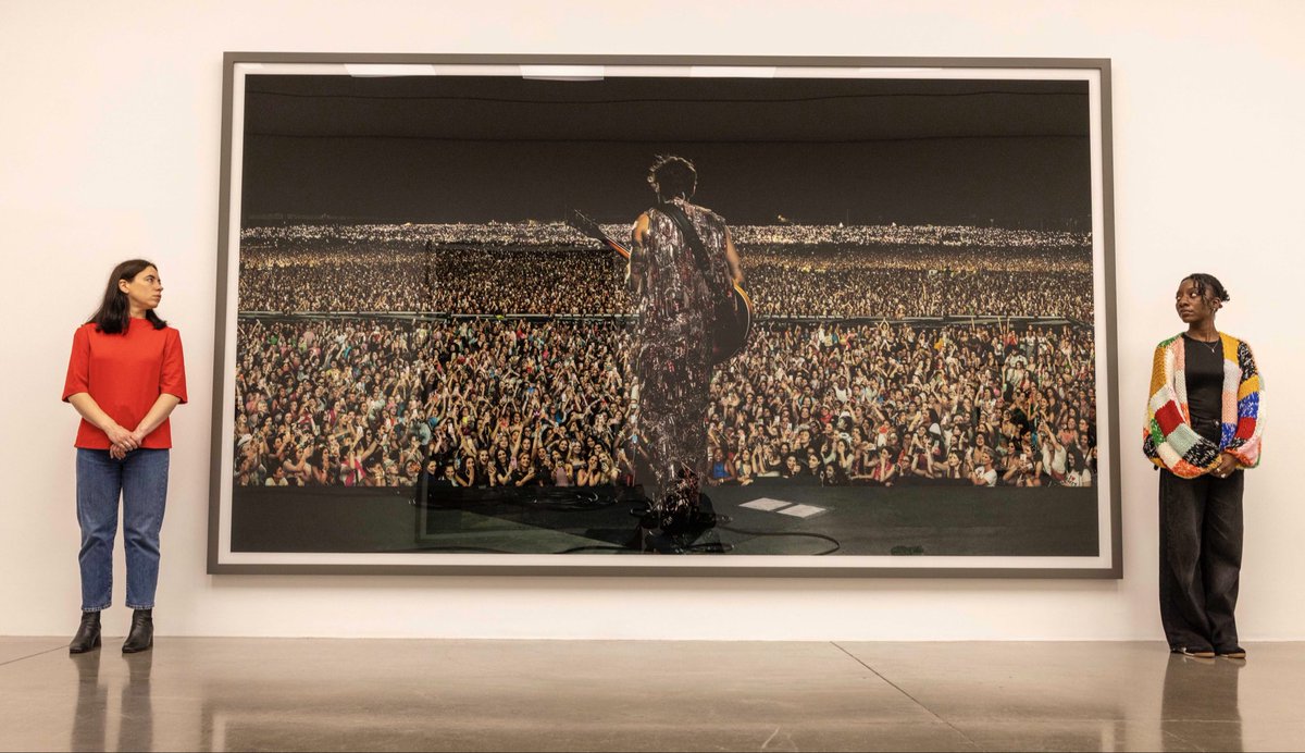 Photographer Andreas Gursky has included a portrait of Harry in a new exhibition at White Cube Mason’s Yard Gallery in London! 

Harry was a fan of Gursky &amp; they became friends through owner Jay Jopling. He was granted exclusive access &amp; accompanied Harry on tour (via <a href="/guardian/">The Guardian</a>)