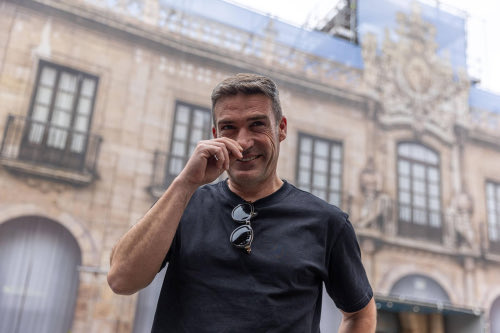 Sobre Carrión: un entrenador que faltó al respeto al Real Oviedo y al oviedismo, pero que ha vuelto con el beneplácito de la directiva.
Ya no queda ni orgullo, ni valor, ni garra.