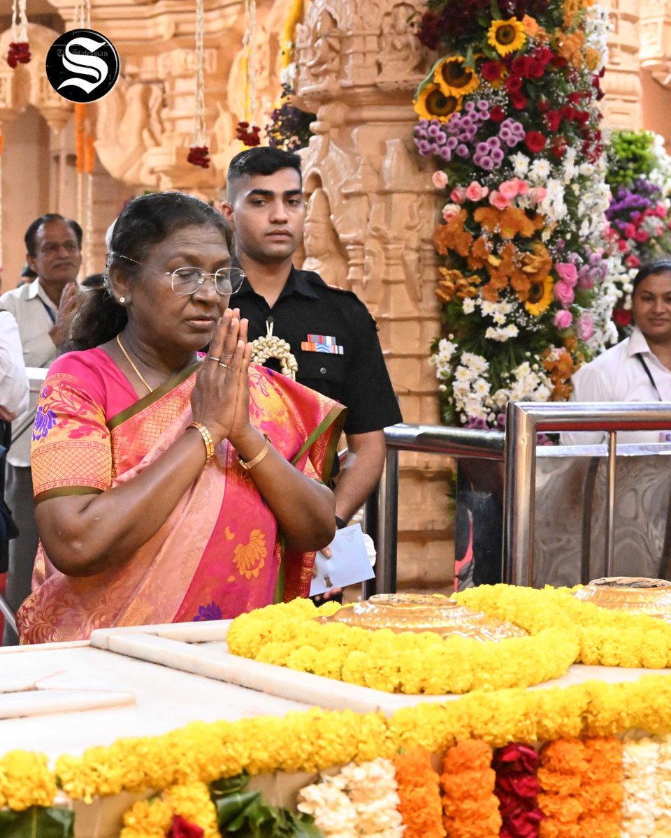TheStatesmanLtd's tweet image. 📸 President #DroupadiMurmu visited the Somnath temple in Gujarat, where she performed Darshan and offered Puja. She also laid floral tributes at the statue of Sardar Vallabhbhai Patel located near the temple.

#Somnathtemple #Gujarat #SardarVallabhbhaiPatel #TheStatesman 
📸:…