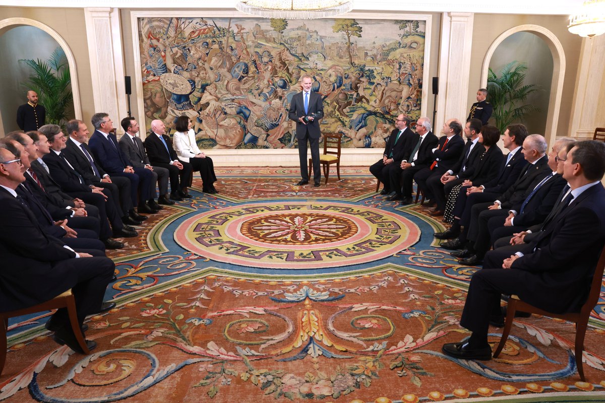 CasaReal's tweet image. El Rey ha recibido, en el Palacio de la Zarzuela, a una representación de la Fundación Notariado, que le ha hecho entrega de la primera edición del Premio “Grandes Valores”.

➡️casareal.es/ES/Actividades…