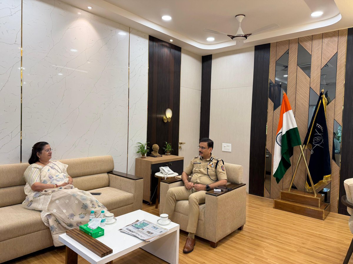 umakhaprebjp's tweet image. येणाऱ्या मनपा निवडणुकांच्या पार्श्वभूमीवर कायदा आणि सुव्यवस्था सुरळीत राखण्यासाठी तसेच निवडणूक प्रक्रिया शांततापूर्ण व पारदर्शक रीतीने पार पाडण्यासाठी पोलीस आयुक्तांसोबत सविस्तर चर्चा करण्यात आली
.
.
#pcmc #umakhaprebjp #bjp4maharashtra #bjp #bjp4india