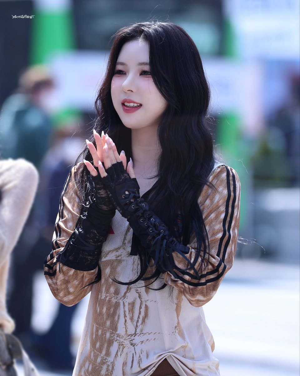 yeonshoot's tweet photo. 250322 신촌 버스킹

#GENBLUE #젠블루 #幻藍���熊 
#AYEON #이아연 #阿勇 #李娥妍 https://t.co/OUGux9Jod7