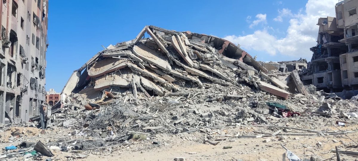 وهي اخر حاجة كانت ضايلة في غزة
بيت العيلة ،  شقى وتعب العمر وذكريات ٣٠ سنة 

تم قصفه قبل ٤ ايام واليوم لسا الي عرفنا 
حسبي الله ونعم الوكيل
برج ١١ طابق صار على الارض في ثواني