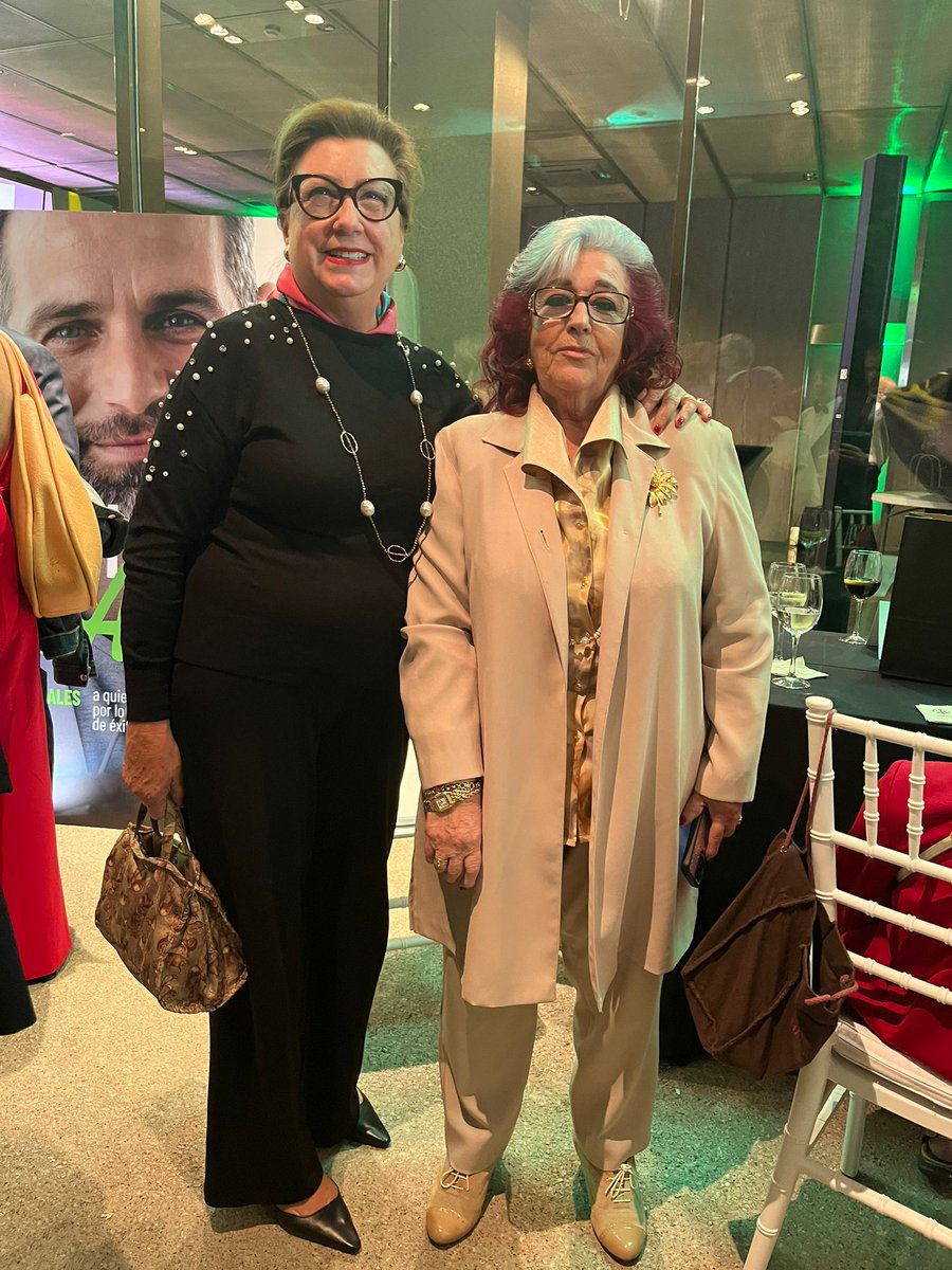 aecos_'s tweet image. Orgullosos de recibir el reconocimiento de @Biosim_es por nuestra labor en apoyo a los pacientes con #osteoporosis 💚

Gracias por este galardón que nos anima a seguir trabajando por y para los pacientes.
#AECOS #Pacientes