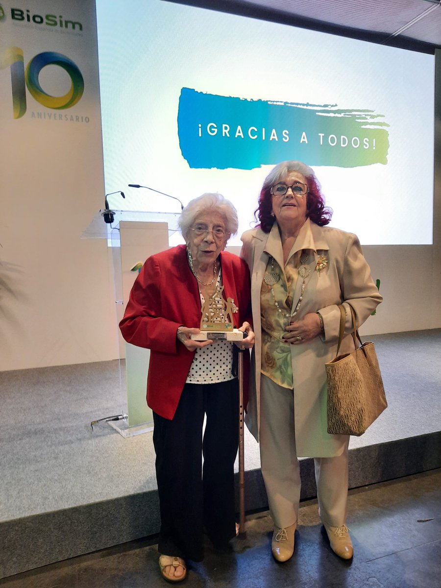 aecos_'s tweet image. Orgullosos de recibir el reconocimiento de @Biosim_es por nuestra labor en apoyo a los pacientes con #osteoporosis 💚

Gracias por este galardón que nos anima a seguir trabajando por y para los pacientes.
#AECOS #Pacientes