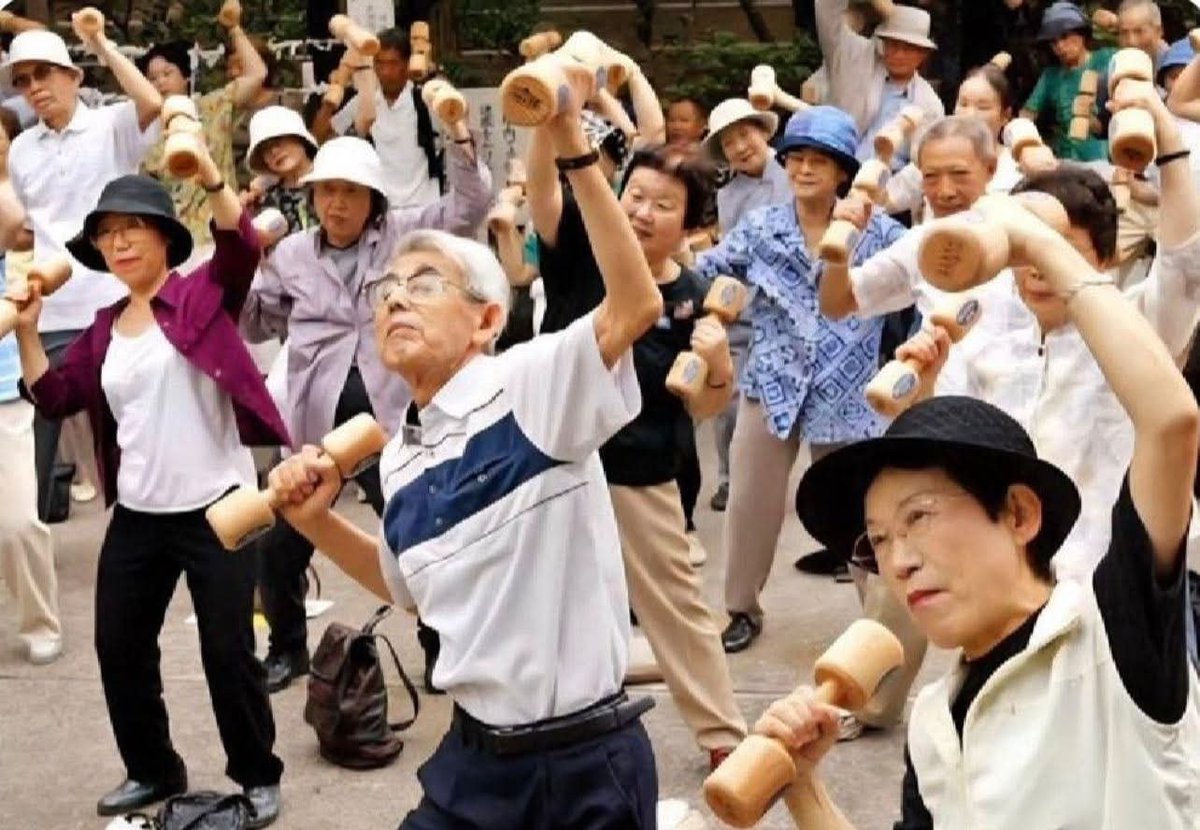 Япон улсад 100-аас дээш насны 100,000 гаруй хүн амьдарч байгаа нь дэлхийн дээд амжилт тогтоолоо. Мэргэжилтнүүд Японы урт наслалтын нууцыг: хамгийн бага махтай (шожин Рори) цагаан хоолны дэглэм барьж, 80 хувь хүртэл ханасан (Хара Хачи бу) идэж, ой мод, цэцэрлэгт хүрээлэнд тогтмол