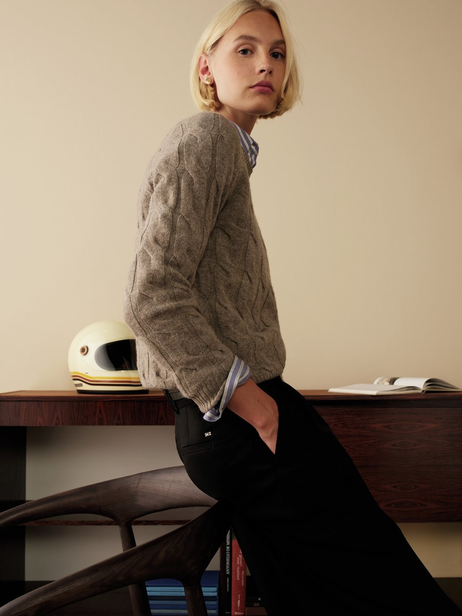 トミーヒルフィガー のケーブルニットで、プレッピーな秋のスタイルを