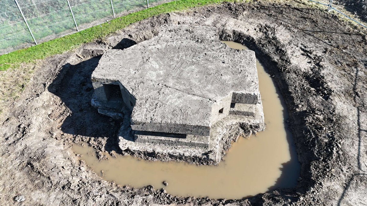 BAESystemsAir's tweet image. We&apos;ve uncovered a piece of WW2 history at our Samlesbury site!

During planning work for a car park, a mound of dirt was cleared to reveal a long-forgotten concrete observation post from the Second World War.

It’s thought that the post is part of a series of defensive structures…