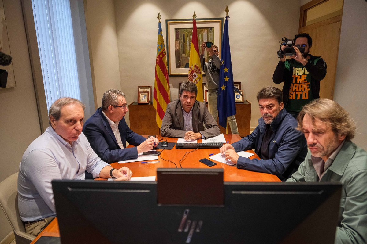 generalitat's tweet image. 🚨⛈ El president de la Generalitat, @carlos_mazon_, es reunix de manera telemàtica amb el conseller de @GVAemergencias, Juan Carlos Valderrama, el president de @dipuAlicante, @toniperezbnd, i l'alcalde de @alicanteayto, @BarcalaSierra, i altres membres del Consell per a…
