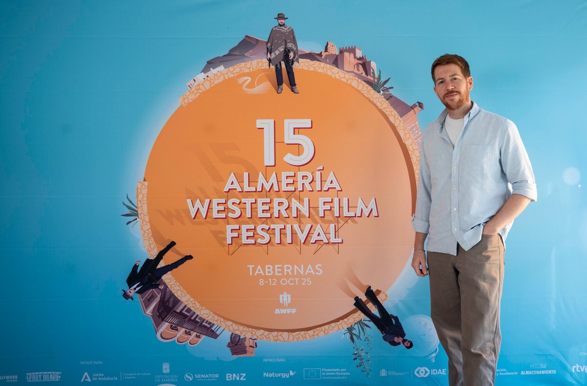 AWFF_Oficial's tweet photo. 🤠 Javier Navarrete, del estudio 'El Chico Llama', ha impartido la masterclass ‘¿Cómo diseñé el póster de AWFF 2025?’, donde desveló el proceso creativo detrás de la imagen oficial del #15AWFF  #Festival #Cine #Western #Tabernas https://t.co/h1z4D1Eu9w