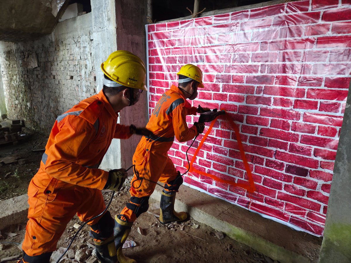 12bnndrf's tweet photo. 12NDRF Participated a Joint #mockdrill on #earthquake scenario at DC Office complex, Tuensang Town, #Nagaland in coordination with District Administration & other stakeholders.
#NDRF4U #BePrepard #SavingLivesAndBeyond https://t.co/tdP7nq7wb4