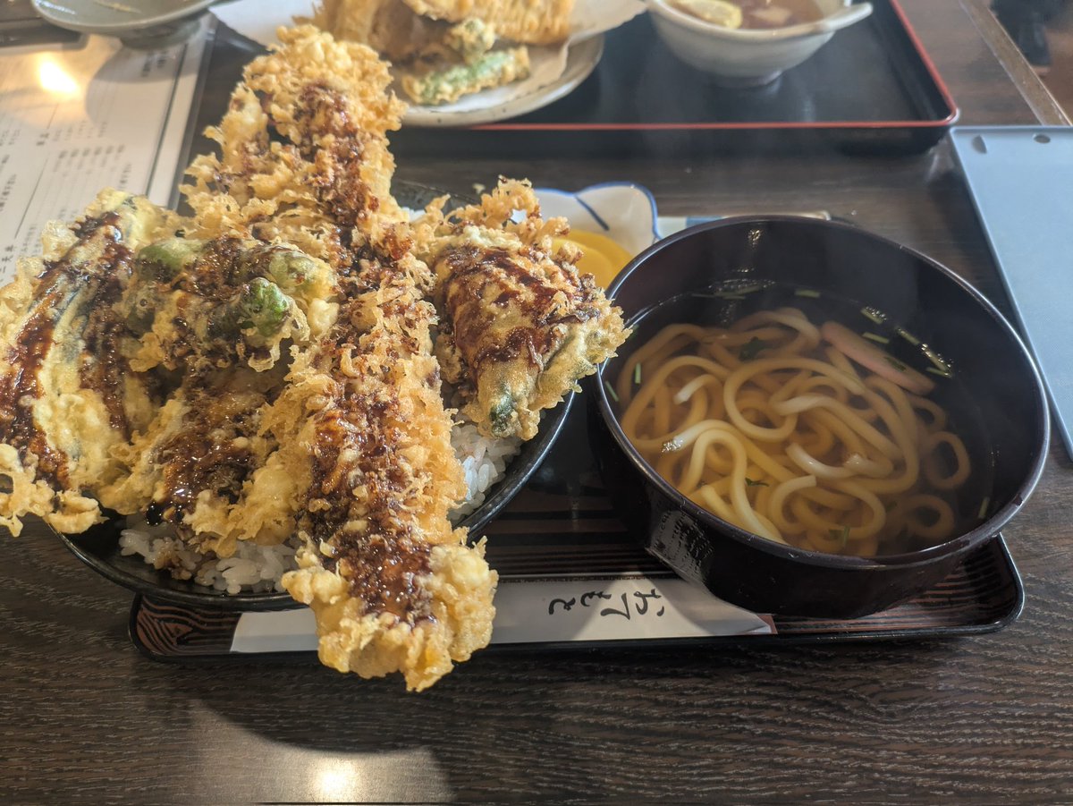 本日の昼食は天ぷら桂に。
エビ穴子天丼半うどんセット。
これで1600円ならお得な方かな？
めちゃくちゃ満足度高くて美味しかったです‼️