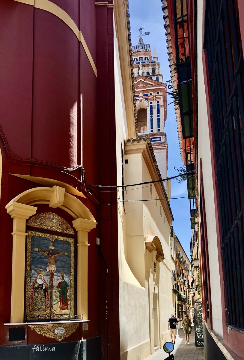 FatimaGarcia01F's tweet image. “Sevilla, llámate más
que tú sabes de estrecheces
y de bullas apretás,
de aplausos si se merecen
y silencio sepulcral…”
(Rafa Serna)