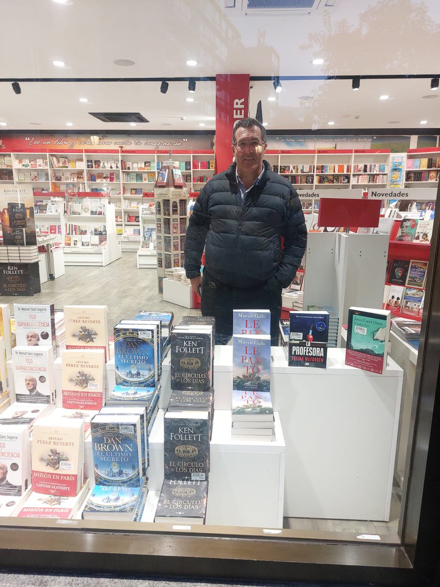 Mi libro  LEPANTO. Cuando España salvó a Europa en la vidriera de la Librería San Pablo en la Plaza Jacinto Benavente, en Madrid.  
Una gran alegría.