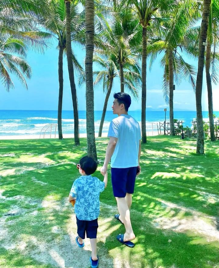 kelvinvinhquang's tweet image. Being a father isn’t just a role, it’s a blessing. Every laugh, every hug, every moment with my kids makes me the proudest and happiest man alive. 🤍💫