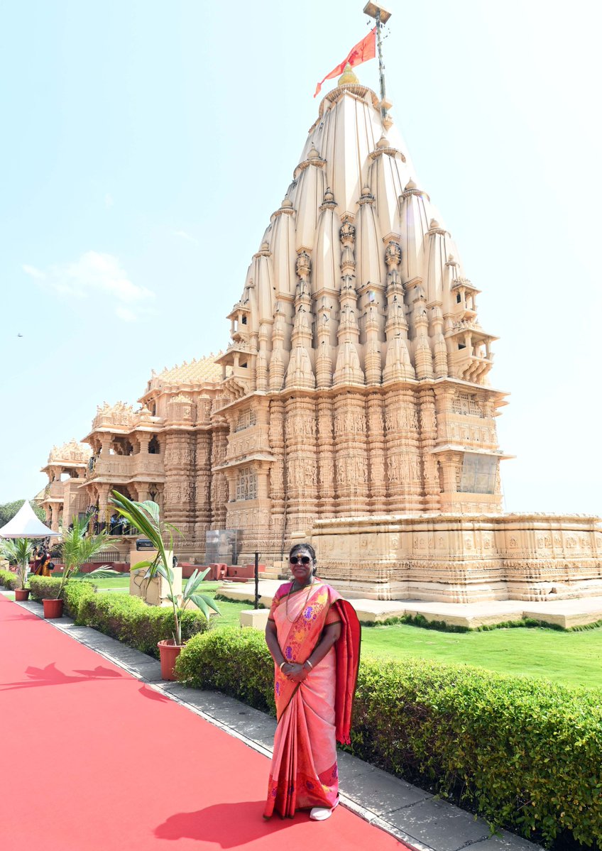 airnewsalerts's tweet image. President #DroupadiMurmu performed Darshan and Puja at the Somnath temple in Gujarat.

She also paid floral tributes at the statue of Sardar Vallabhbhai Patel near the temple.