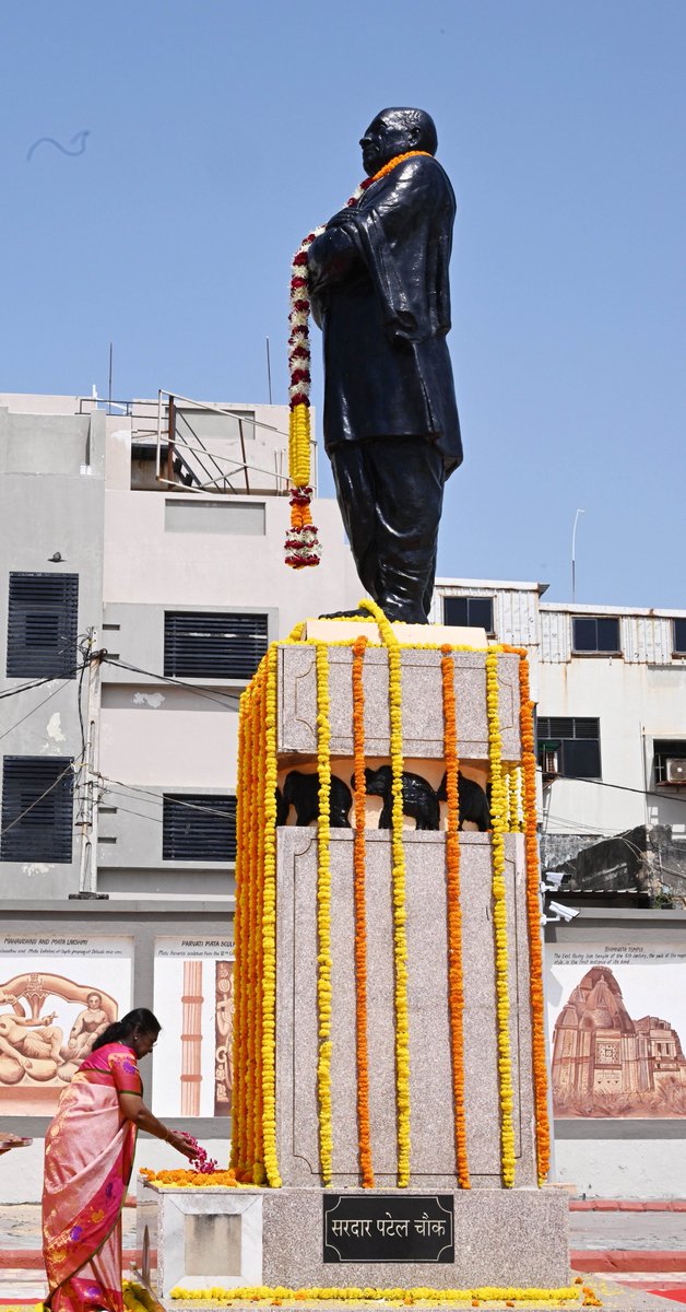 airnewsalerts's tweet image. President #DroupadiMurmu performed Darshan and Puja at the Somnath temple in Gujarat.

She also paid floral tributes at the statue of Sardar Vallabhbhai Patel near the temple.
