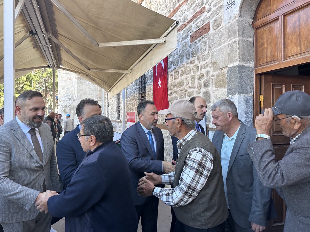 mhakanozer's tweet photo. Ereğli Ulu Camii,nde Cuma namazı sonrası hemşerilerimizle selamlaşıp hasbihâl ettik. 

Cumamız mübarek olsun.

|@u_ibrahim_altay 
|@ibrahimerol42 
|@BurhanSevencan https://t.co/VUa5675rgV