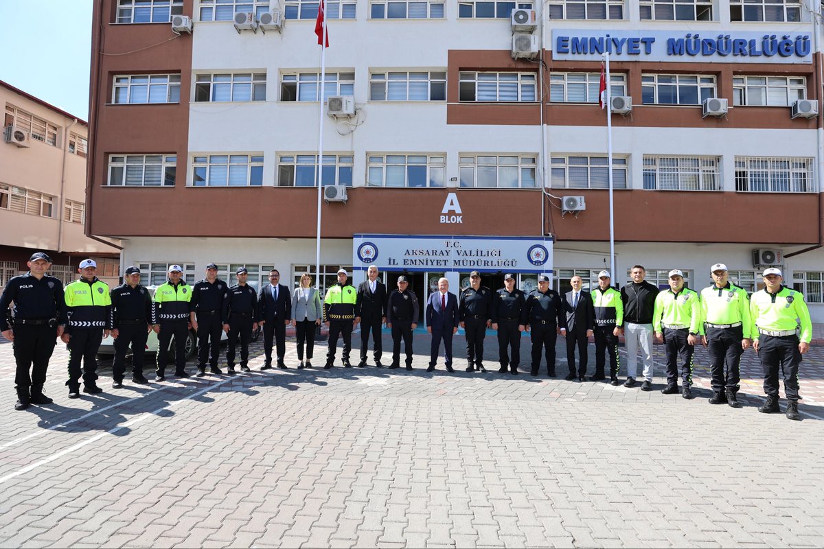 Valimiz Sn.<a href="/malikumbuzoglu/">Mehmet Ali Kumbuzoğlu</a>, huzur ve güvenliğimiz için gece gündüz fedakarca çalışan ve her türlü sıkıntıya göğüs geren
İl Emniyet Müdürü Sn.Bekir Demir ve emniyet teşkilatımızın mensubu değerli ve başarılı polislere ‘Başarı Belgesi’ takdim ettiler. 

Yüreklerine hüzün değmesin🇹🇷