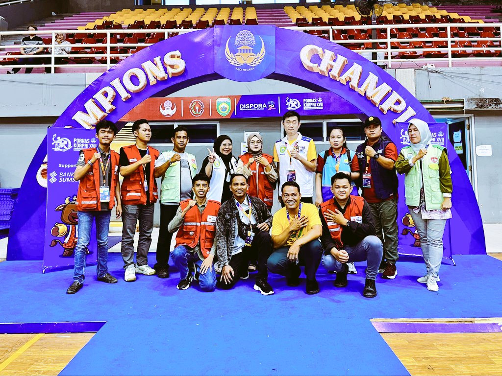 Pertandingan Futsal #PORNASKORPRI2025 telah usai! ⚽
​Momen kebersamaan dan kerja keras tim panitia/medis yang sukses mengawal seluruh pertandingan. Siapa tim Futsal favoritmu di ajang tahun ini? Tulis di kolom komentar! 👇
​#Futsal #KORPRIBersinergi #ASNBerprestasi