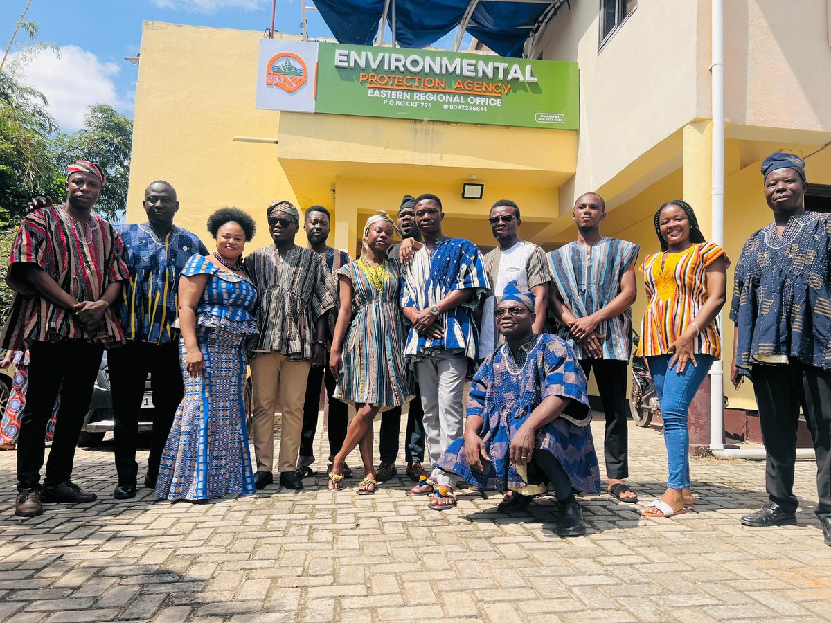 epa_koforidua's tweet image. EPA Eastern Regional Office Staff showing up in our beautiful traditional apparel to mark the grand finale of Client Service Week! 💚
#EPAEasternRegion #ClientServiceWeek #CSWDay5 #TeamEPA #ProudlyGhanaian