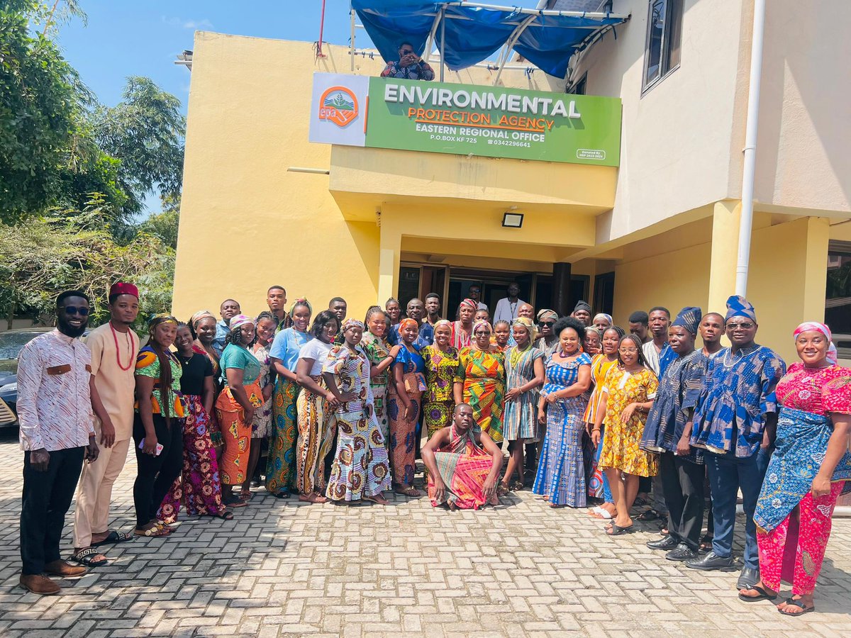 epa_koforidua's tweet image. EPA Eastern Regional Office Staff showing up in our beautiful traditional apparel to mark the grand finale of Client Service Week! 💚
#EPAEasternRegion #ClientServiceWeek #CSWDay5 #TeamEPA #ProudlyGhanaian