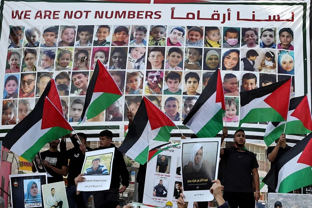 MarioNawfal's tweet image. 🇮🇱🇵🇸 ISRAEL RELEASES LIST OF 250 PRISONERS IN HOSTAGE DEAL

Israel has published the names of 250 Palestinian prisoners set for release under the US-backed ceasefire deal.

The group includes several men convicted of deadly attacks, including suicide bombings and stabbings.

135…